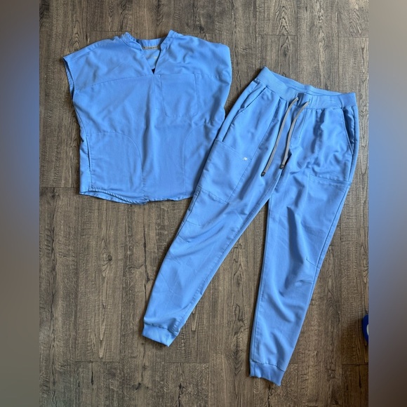Fabletics Celi Blue Scrub Set- Evolve Top And On Call Joggers- S/M - Picture 5 of 9